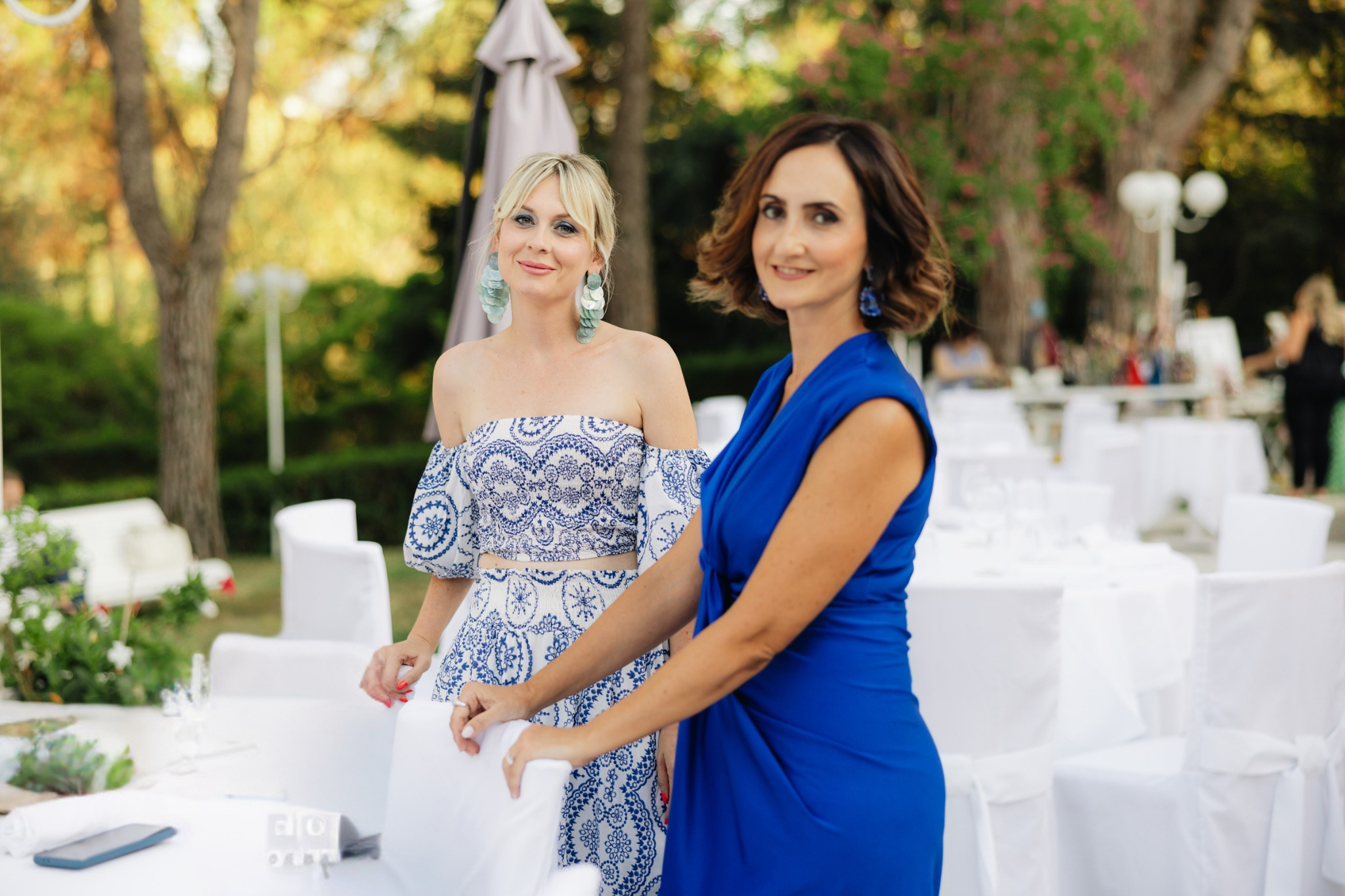 Alessia e Daniela durante un evento elegante