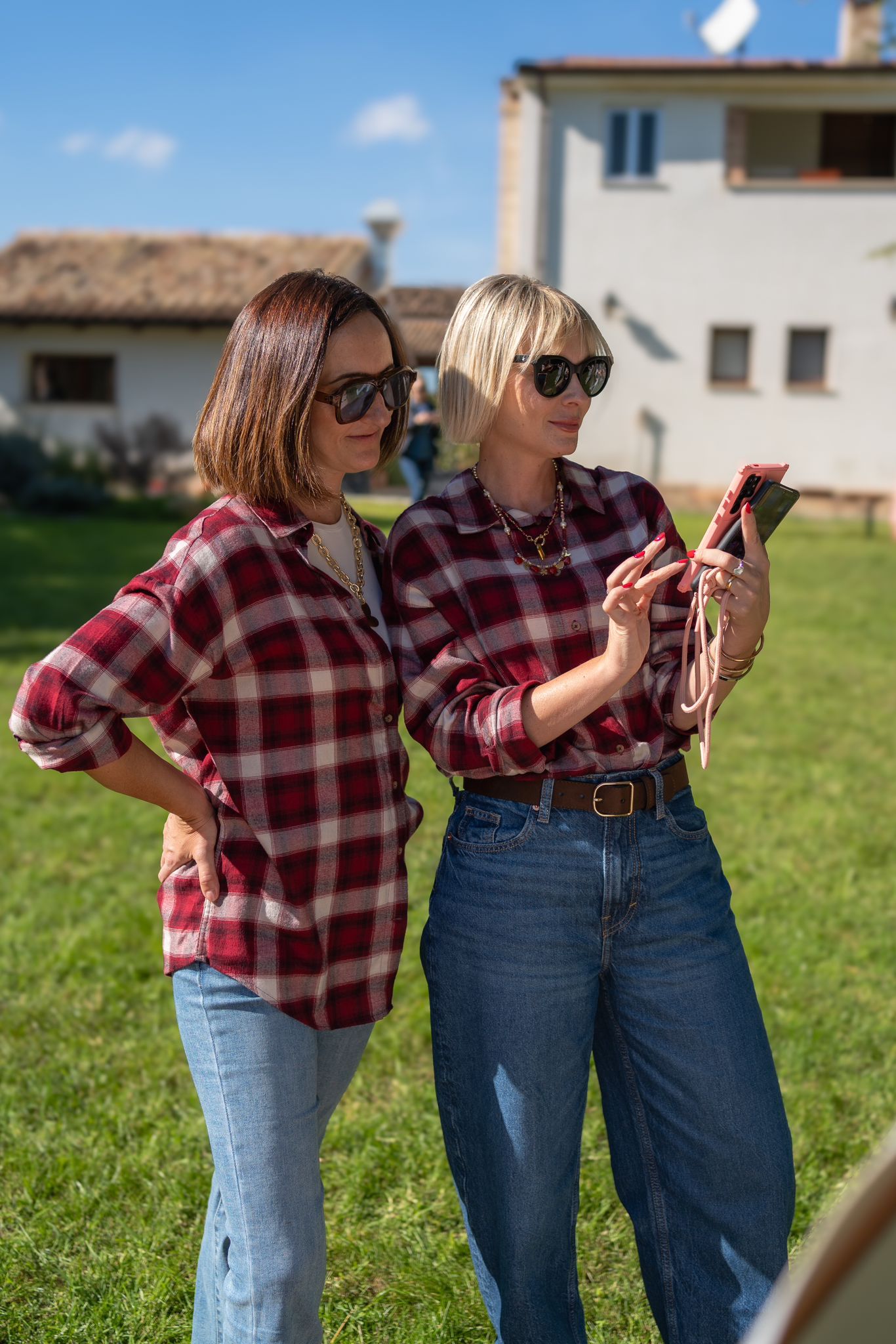 Alessia e Daniela lavorano insieme durante un evento