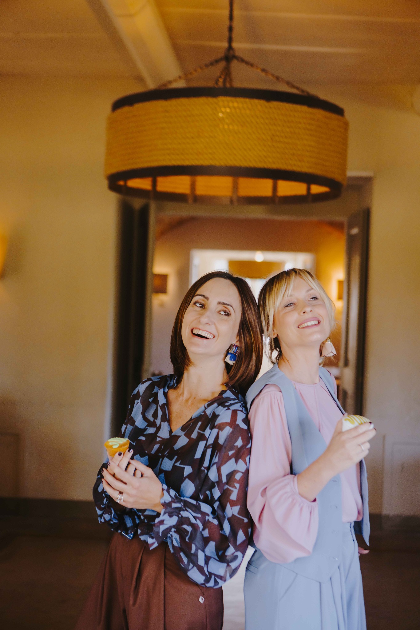 Alessia e Daniela sorridono insieme
